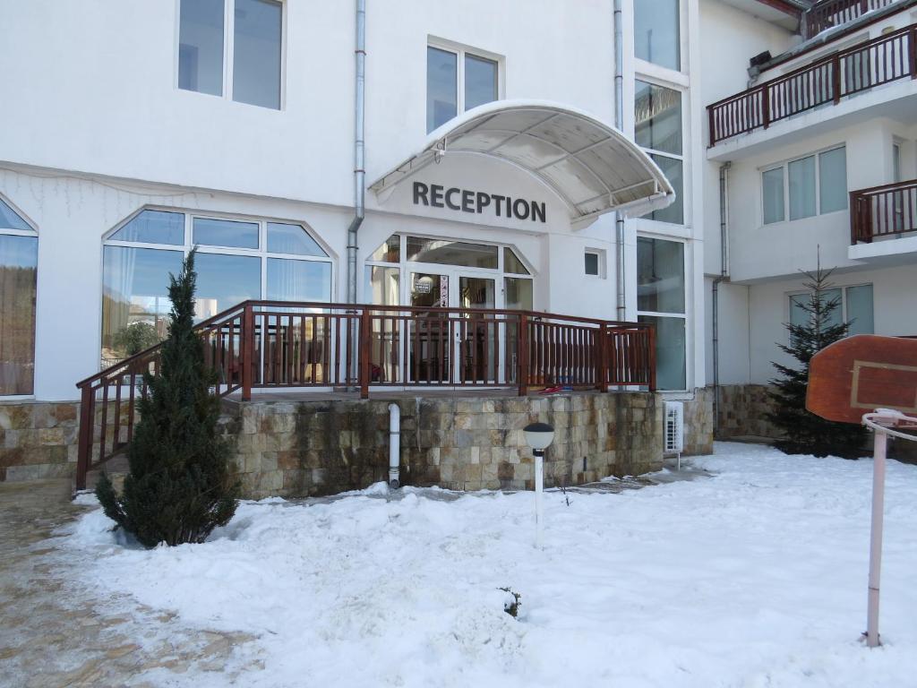 Игъл Рок Бели Искър - Главен вход и рецепция на апартаментния комплекс