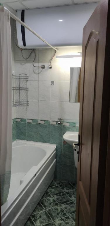 Панорамен апартамент 301 - Чиста и модерна баня с вана и собствен бойлер към мастър спалнята