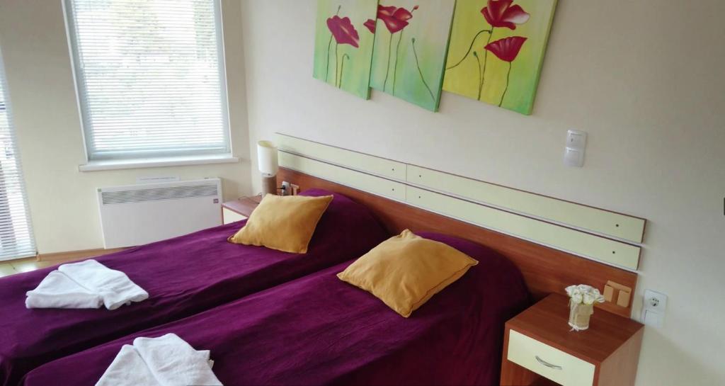 Панорамен апартамент 301 - Кралско легло с първокласно спално бельо и стилен интериор в мастър спалнята