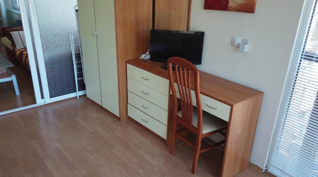 Панорамен апартамент 301 - Обособено работно място с бюро, стол и бърз WiFi за дистанционна работа